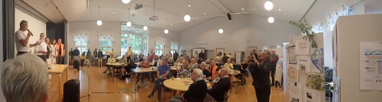 Politiker står på scenen och svarar på frågor