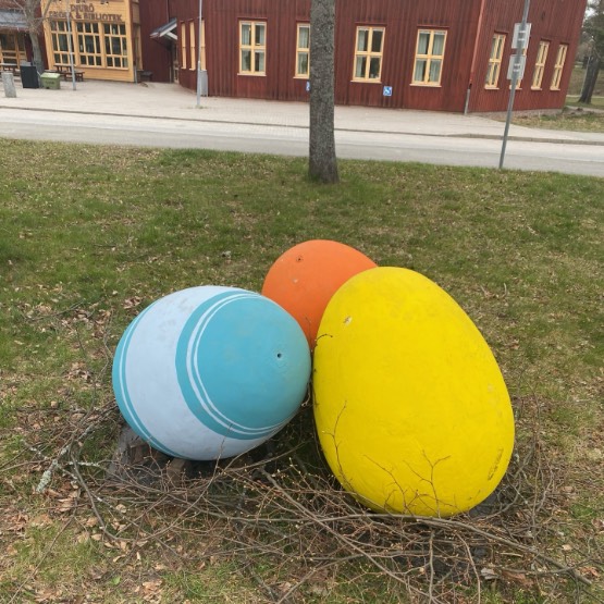 Tre stora påskägg framför Djurö skola