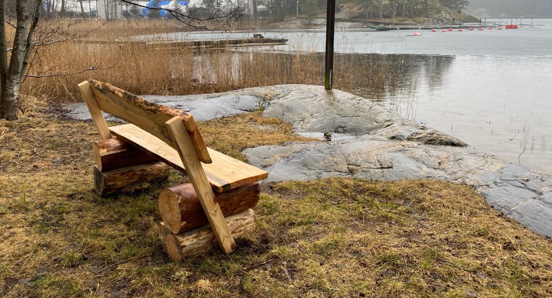 Träbänk vid Hamnviken