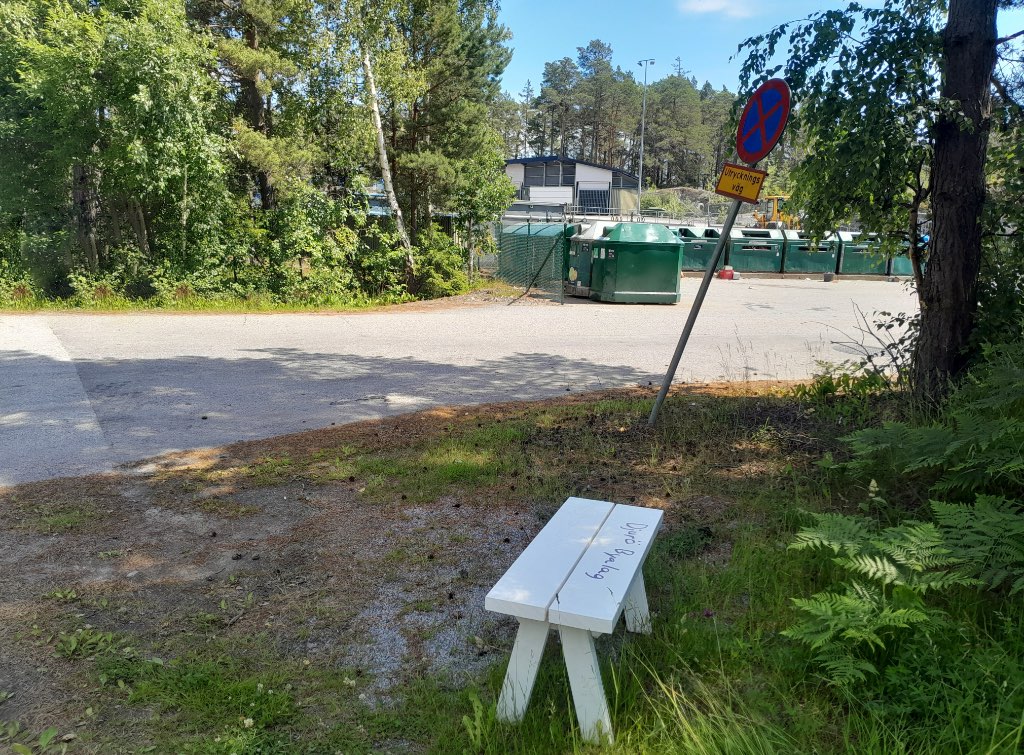 Bänk vid återvinningsstationen Djurö Södra