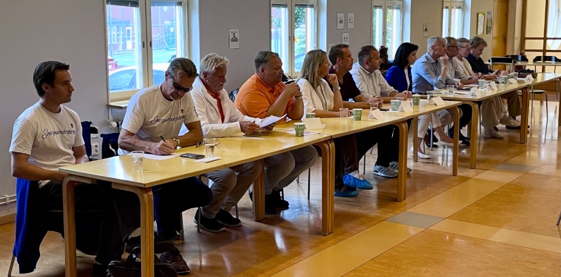 Värmdöpolitikerna sitter på rad i Djurö skolas matsal